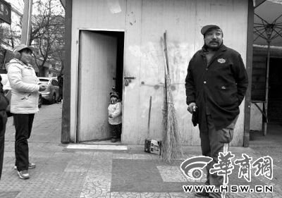 由于沒(méi)人照看，爸爸媽媽干活時(shí)帶著兩歲多的小韓靈  本報(bào)記者 董國(guó)梁 攝 